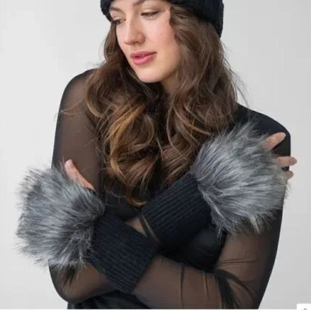 NWT New Adrienne Landau Black Faux Fur Fingerless Gloves/Wrist Warmers OS Winter